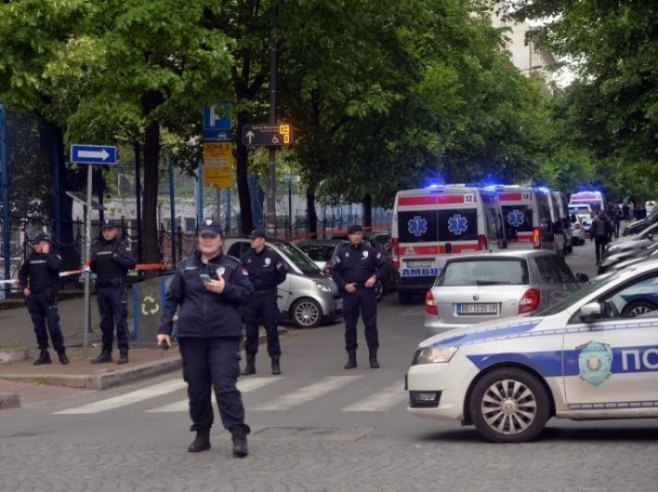 Policija ispred OŠ "Vladislav Ribnikar" (foto: TANJUG / ZORAN ŽESTIĆ) - Policija ispred OŠ "Vladislav Ribnikar" (foto: TANJUG / ZORAN ŽESTIĆ) -